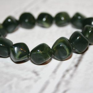 Beautiful olive green beaded bracelet 6"
